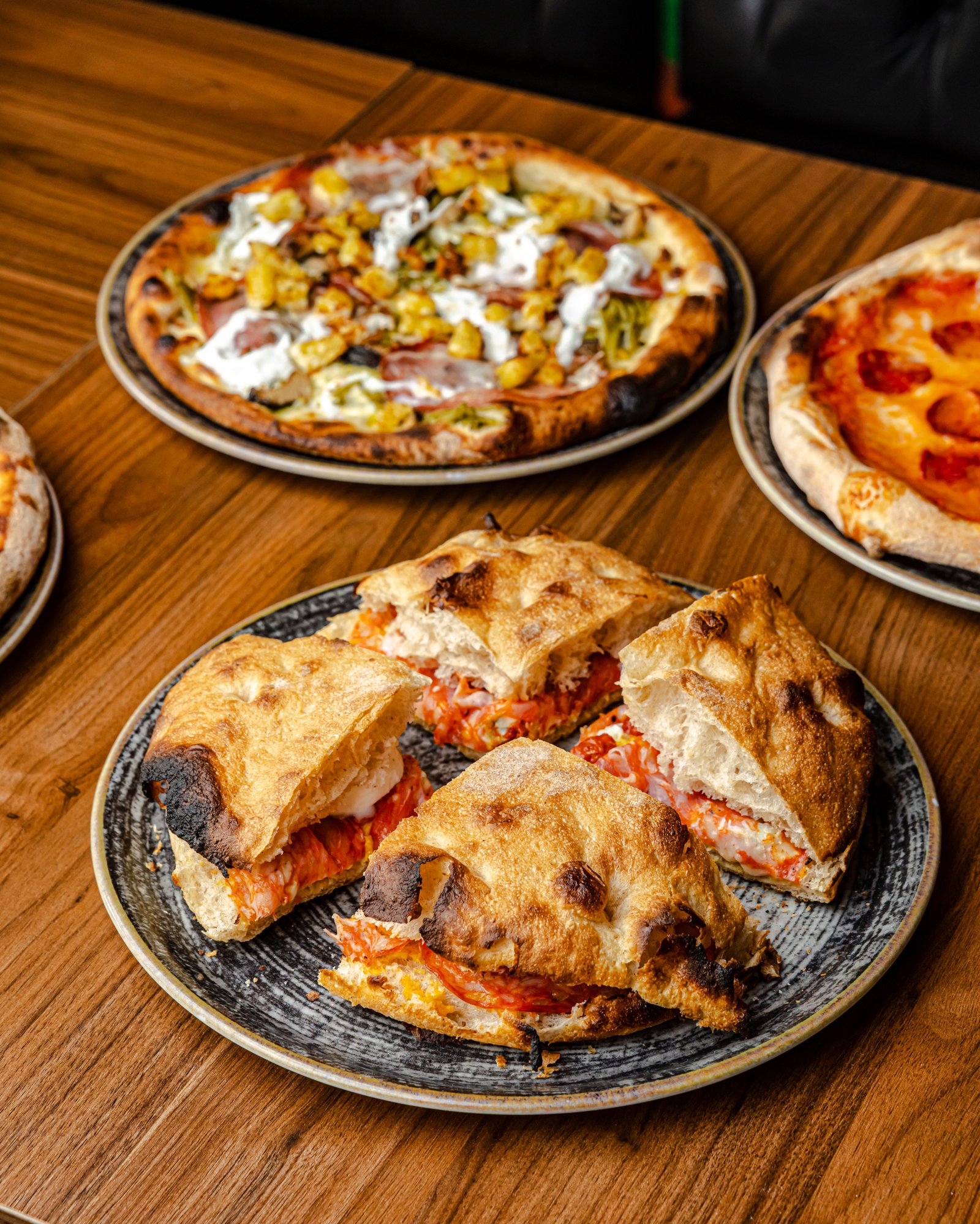 Tavolo con piu piatti Pepe Nero